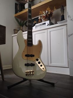 Squier By Fender Jazz Bass 4string