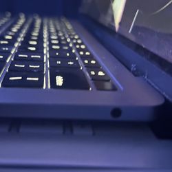 MacBook Air 13” Retina (2019, 256GB) –CrackedScreen– Works Great (temp price reduction 2night only)