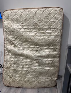 Full Size Deluxe Mattress – Used