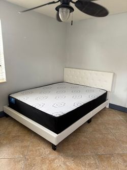 Camas + colchón+ mesitas de noches + gaveteros ✅