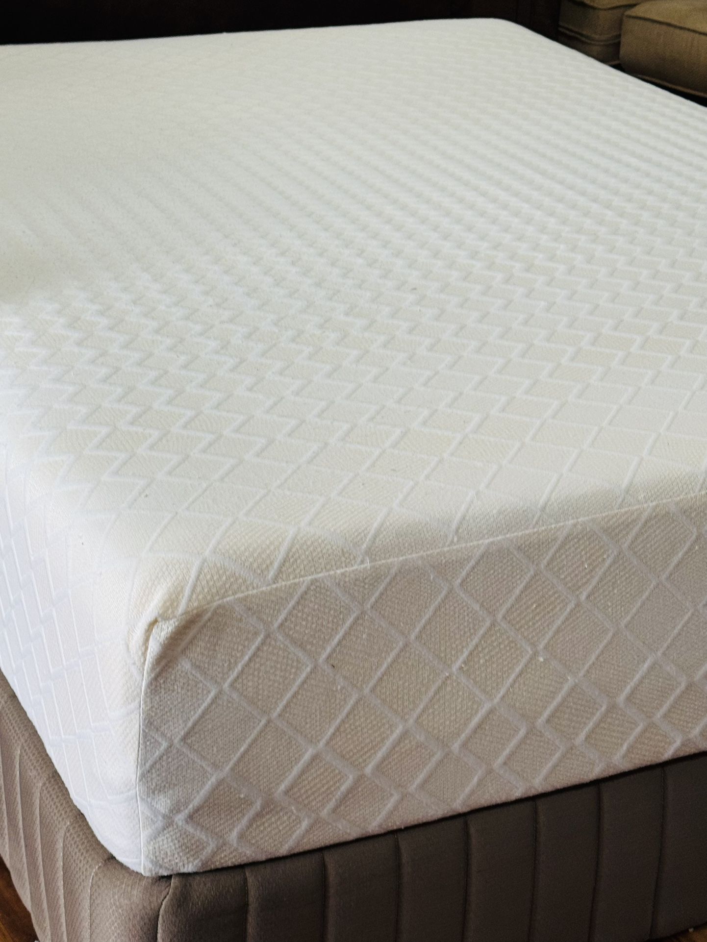 USED QUEEN SIZE MEMORY FOAM MATTRESS WITH BOX SPRING DELIVERY 🚚 AVAILABLE
