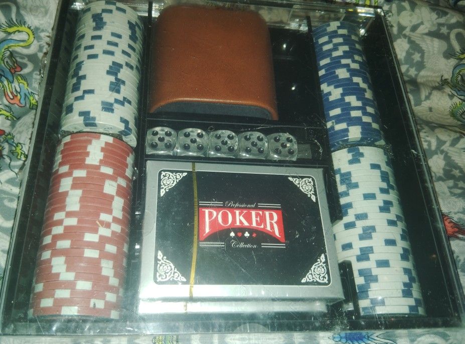 Buxton Poker Set - 100 Chips, 5 Dice, 2 Decks, | BRAND NEW