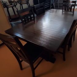 Kitchen Table (OFFER ME)