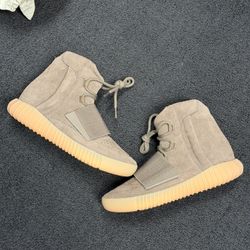 Authentic DS Adidas Yeezy 750 Chocolate size Men’s 6