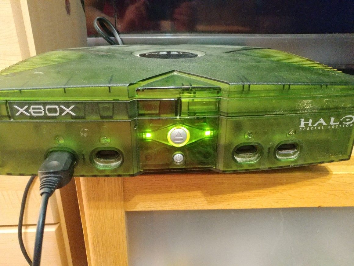 Limited Edition Original XBOX HALO Wired Controller w/ Aliens vs. Predator  Game for Sale in Grand Prairie, TX - OfferUp