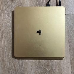 PS4 / Gold And Black 