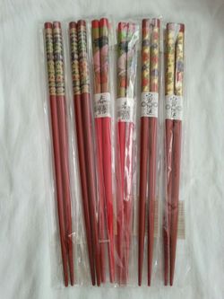 SET OF SIX WOODEN CHOPSTICK.