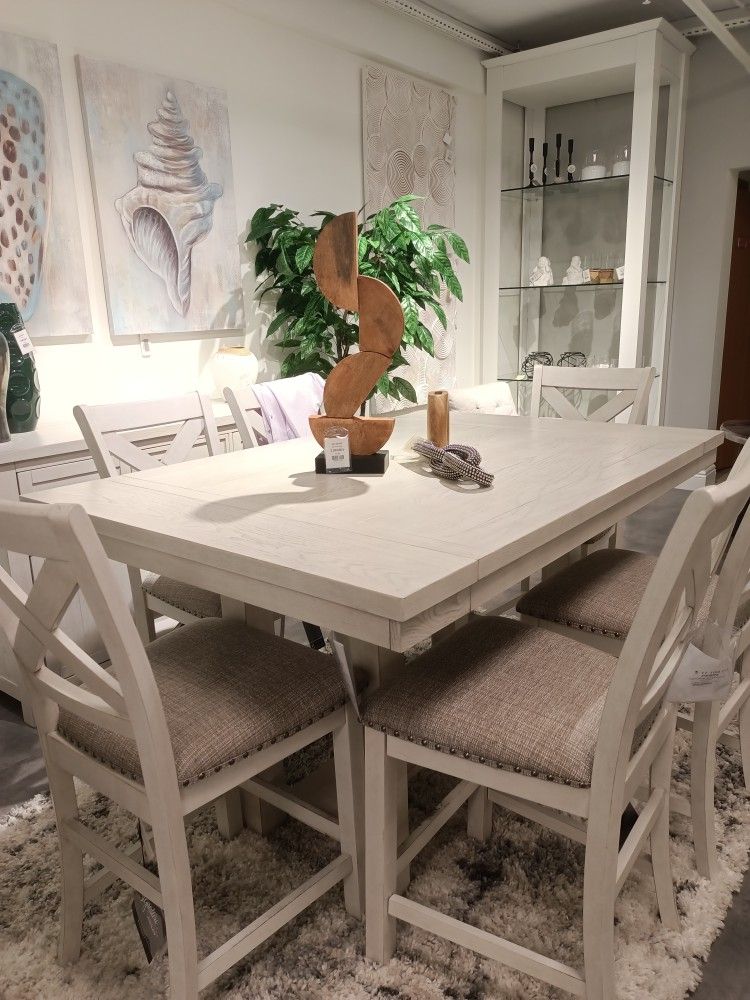 Robbinsdale DiningExtension Tableand 6 chair
Ashley Furniture