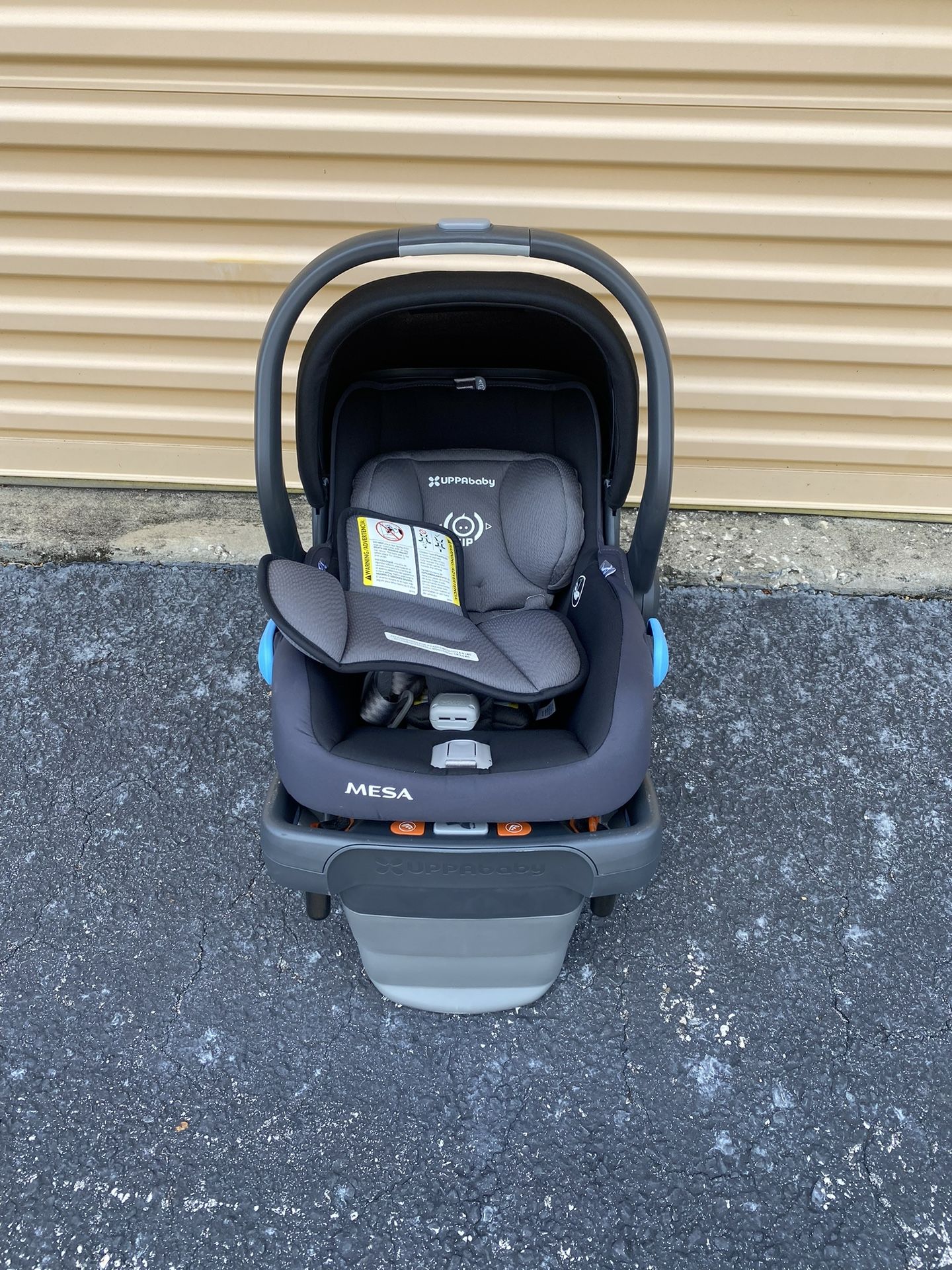  170$. Car Seat With Base.  UPPAbaby  3-35 Lb 1,8-15,9kg Use before Dec 22,2028