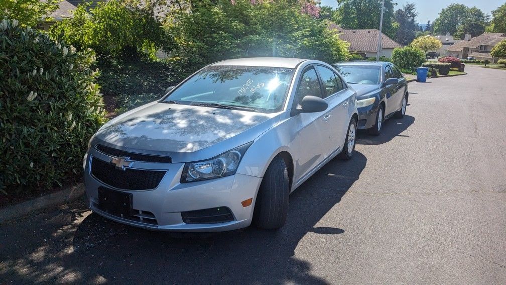 NEW LISTING -2012 CHEVY CRUISE -CLEAN TITLE