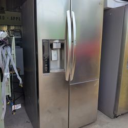 LG - Refrigerator - Stainless Steel - Water And Ice Dispenser 