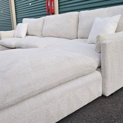 FREE DELIVERY!!! Living Spaces "Aayliyah" 4pc White Modular Couch / Ottoman ($1.6K Retail...40% OFF!!!)