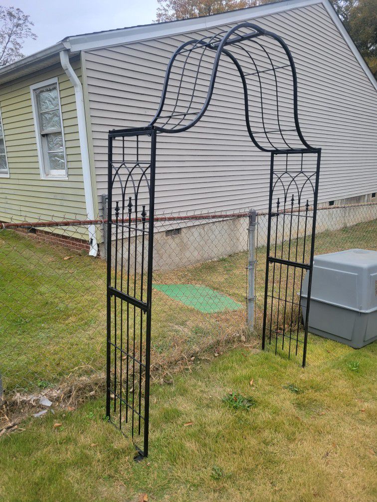 YARD OR WEDDING ARCH 8FT TALL.  ALL METAL.  WAS ASKING 125.00 TODAY I.LL TAKE 90.00  NO LESS