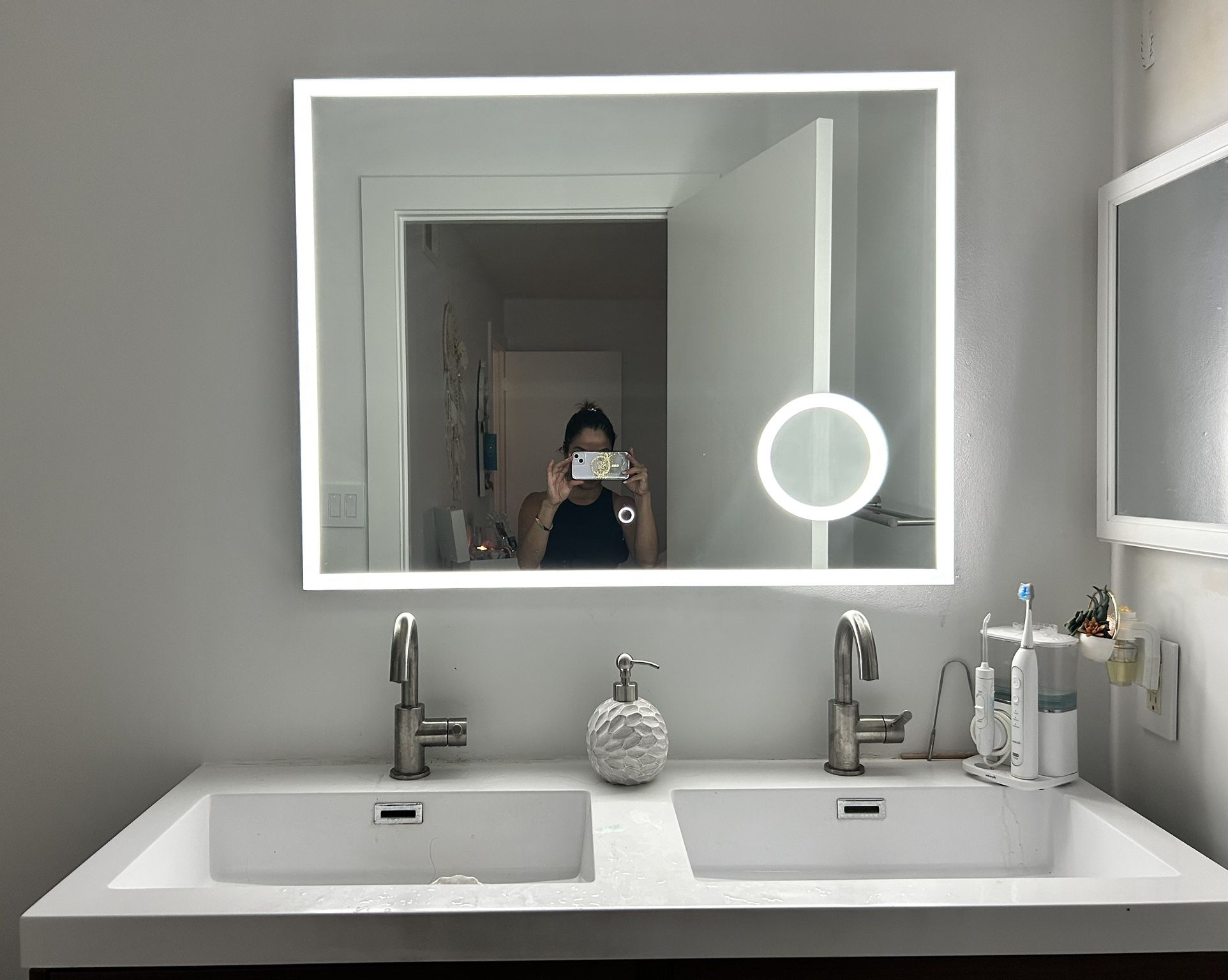 Led light mirror vanity for Sale in Fort Lauderdale, FL - OfferUp