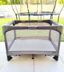 4 Moms Breeze Go playpen
