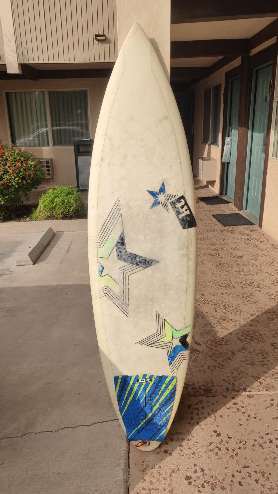 READ* Kt Epoxy Surfboard 5'11 perfect condition with traction pad no dings
