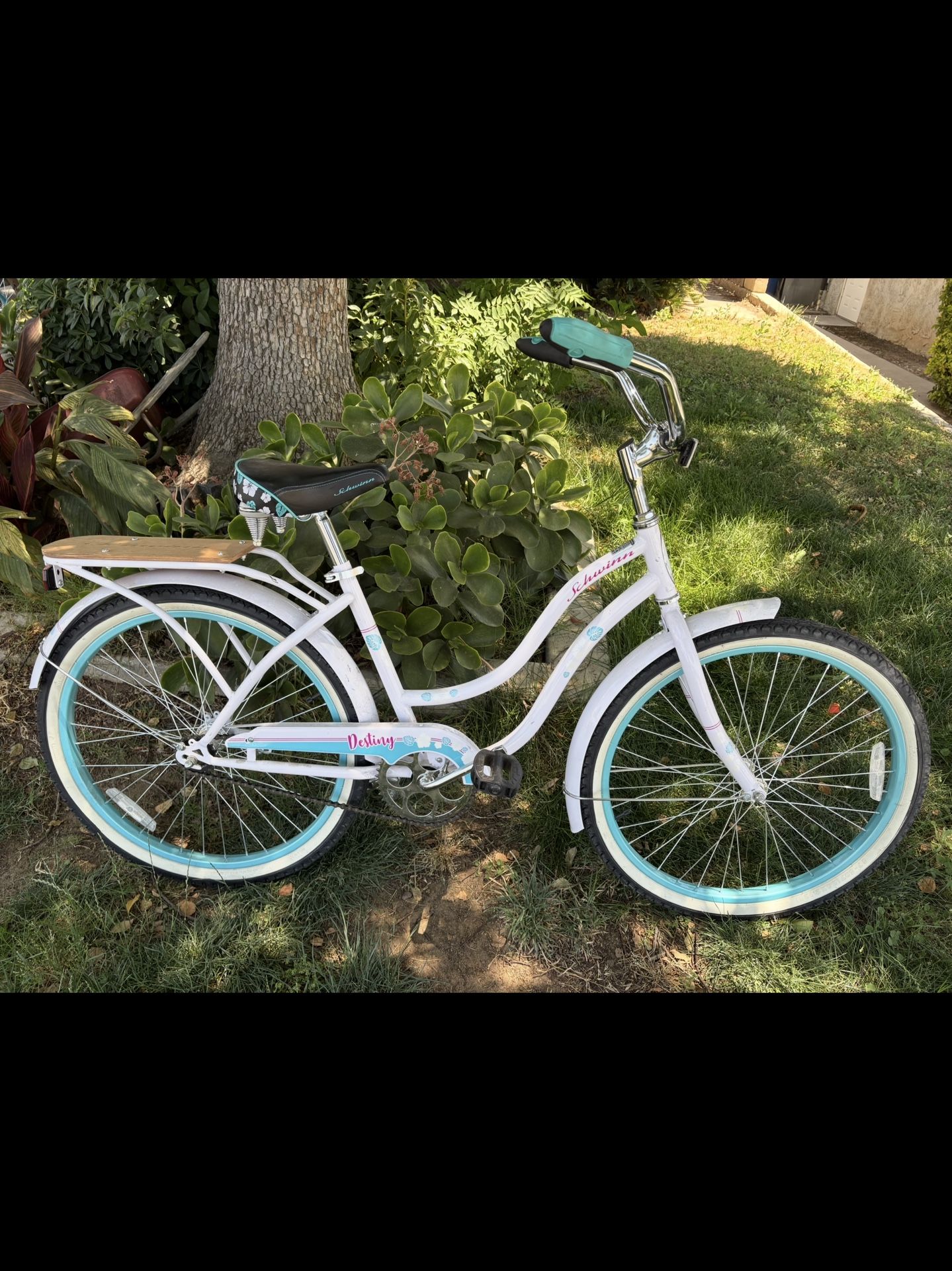 24’ Schwinn Beach Cruiser Bike Like New