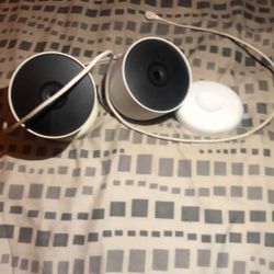 2 Wireless Google Nest Cams With Charger