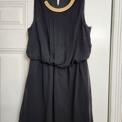 Chiffon Pleated Sleeveless Dress with Gold Accent - Black