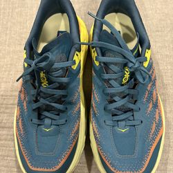 Hoka sneakers usados una vez en perfecto estado.Size 9