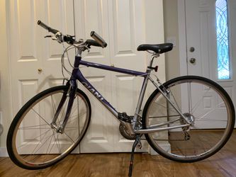 Giant FCR2W road bike, like new. Medium size Aluminum super light weight Shimano 27 speeds. No issues. Pick up in Newporthill Bellevue 98006.