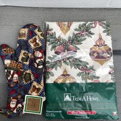 New Trim A Home Holiday Tablecloth 52” x 52” Square Vinyl W/oven Mitt