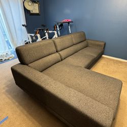 L-shaped Sectional Couch With Chaser