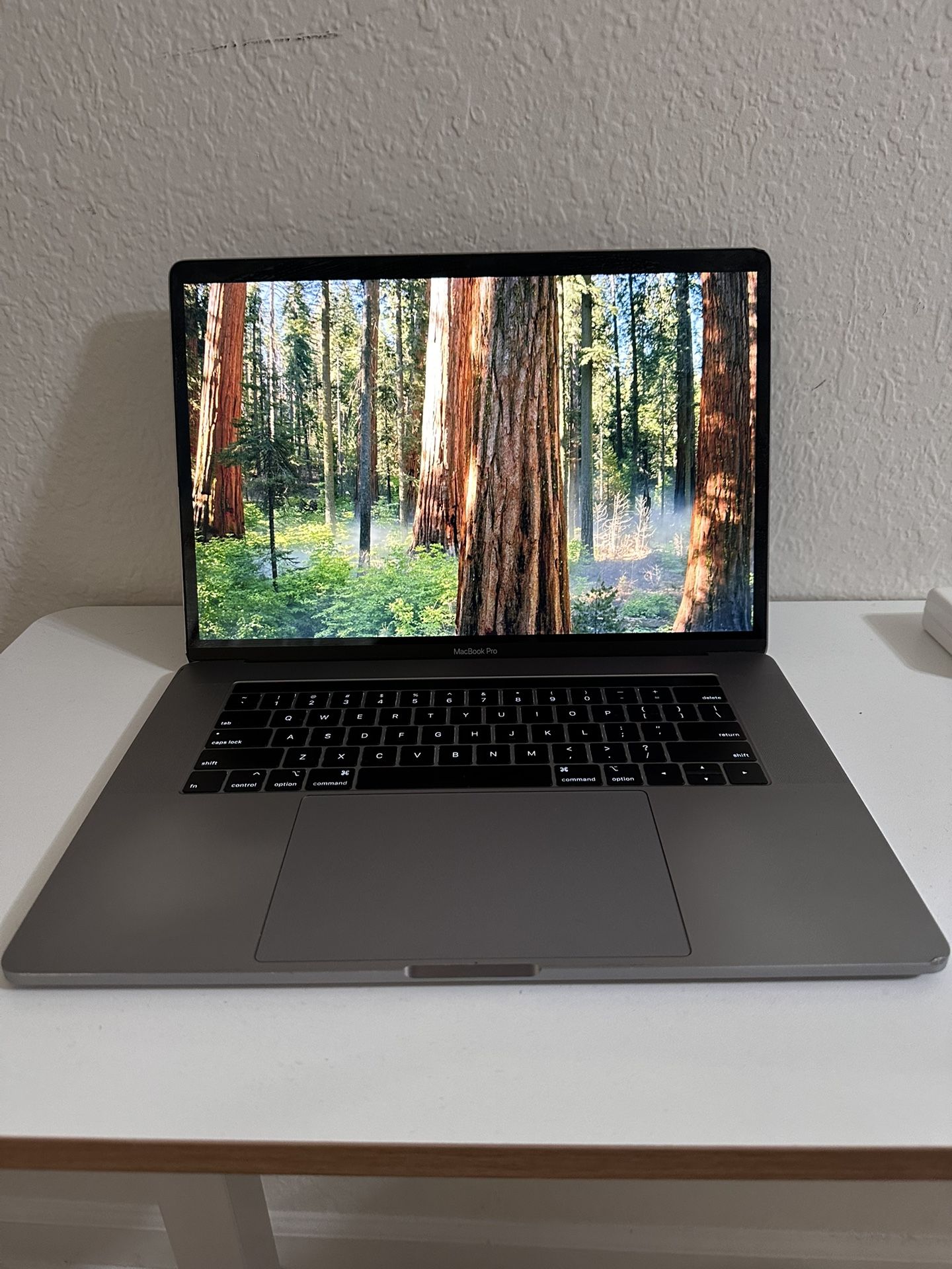 Apple 15.4in MacBook Pro Laptop (Retina, Touch Bar, 2.6GHz 6-Core Intel Core i7, 16GB RAM, 512GB SSD Storage) Space Gray