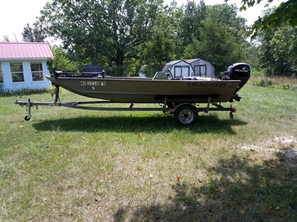 Tracker Fishing Boat with Mercury 25hp Motor and Trac Star Trailer.