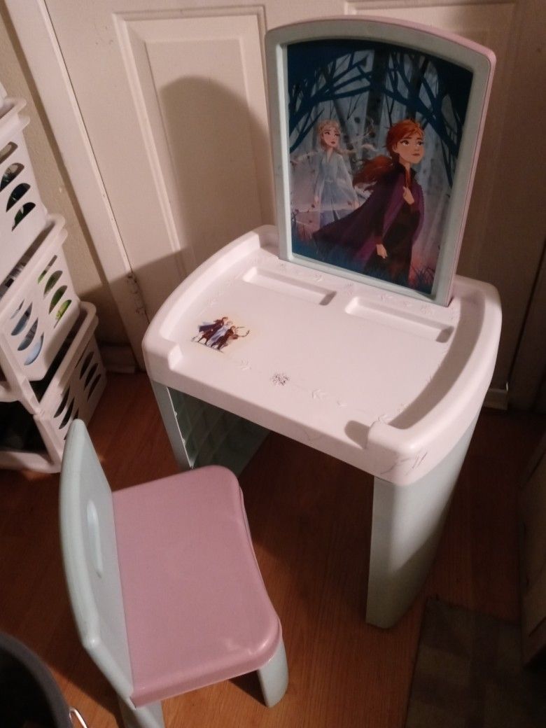 Frozen Toddler Desk And chair