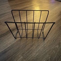 Black Metal Wire Magazine Rack