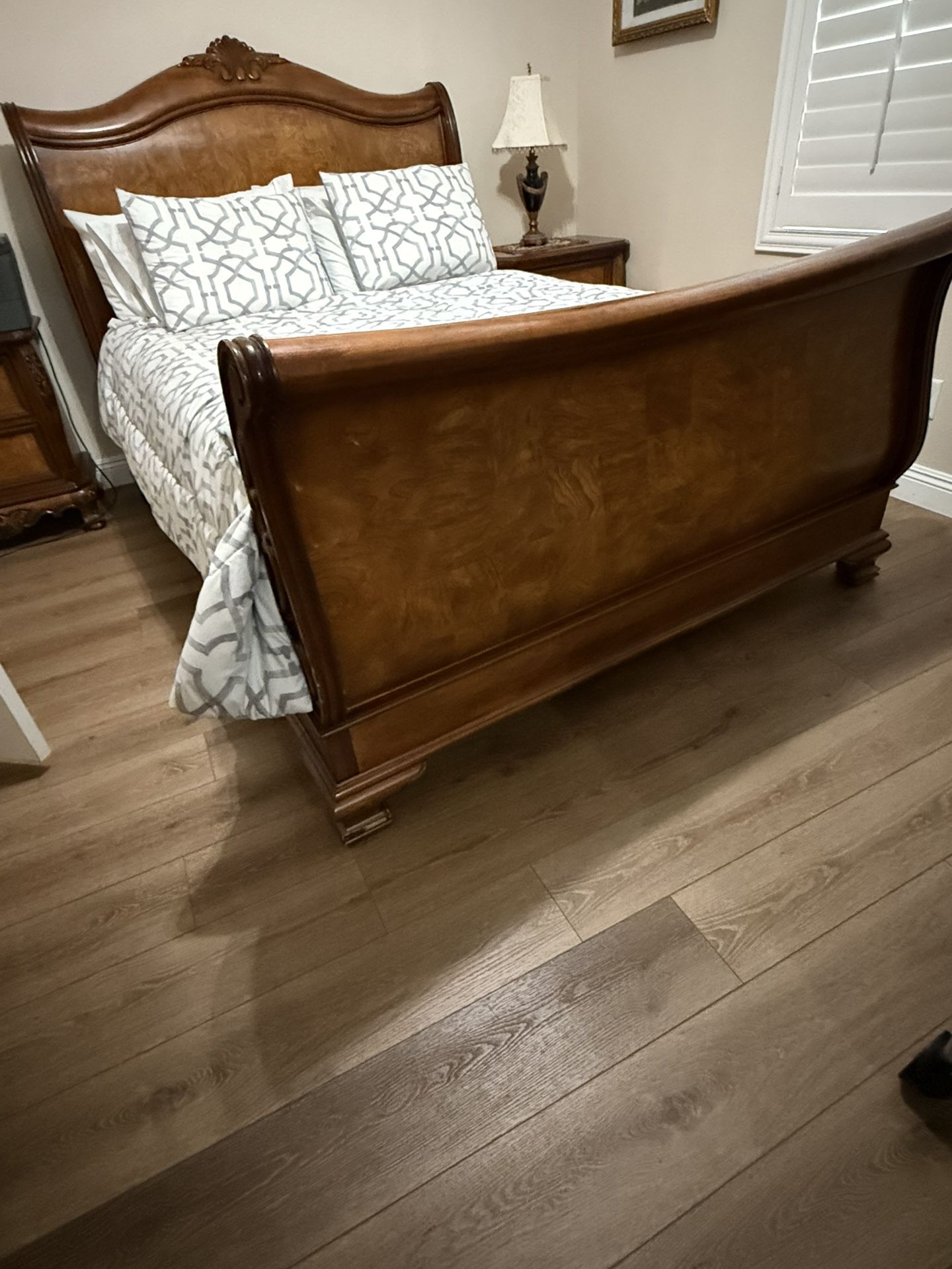 Queen Bedroom set with Mattress, 2 Night Stands, 2 lamps And Dresser with mirror