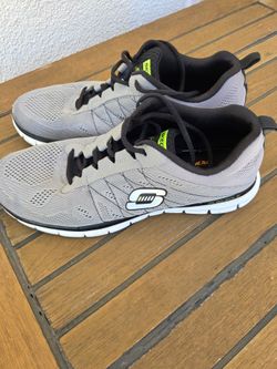 Sketchers Tennis Shoes