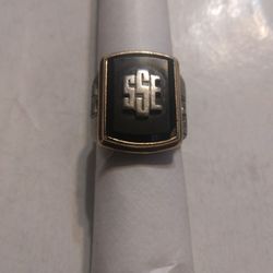 10k Gold And Diamond S S E Chevy Ring With Four Diamonds Two Diamonds On Each Side Size 9 Used