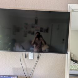 50" New Smart TV Roku With Wall Mount