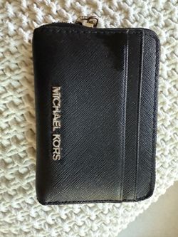 USED MICHAEL KORS SMALL WALLET IN GREAT CONDITION…$20 Dlls 