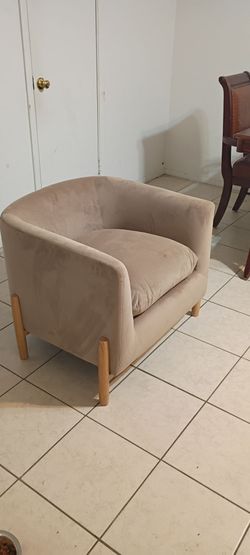 Elroy Accent Chair with Wooden Legs  *LIKE NEW*