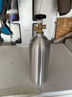 5 gallon CO2 tank, new with bracket