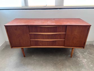 Mid-Century Modern Credenza - Austinsuite 1960s