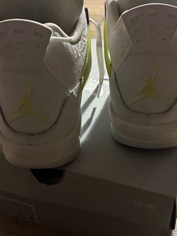 Air Jordan 4’s Light-Lemon twist