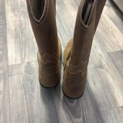 Shyanne Woman Boots Size 8.5