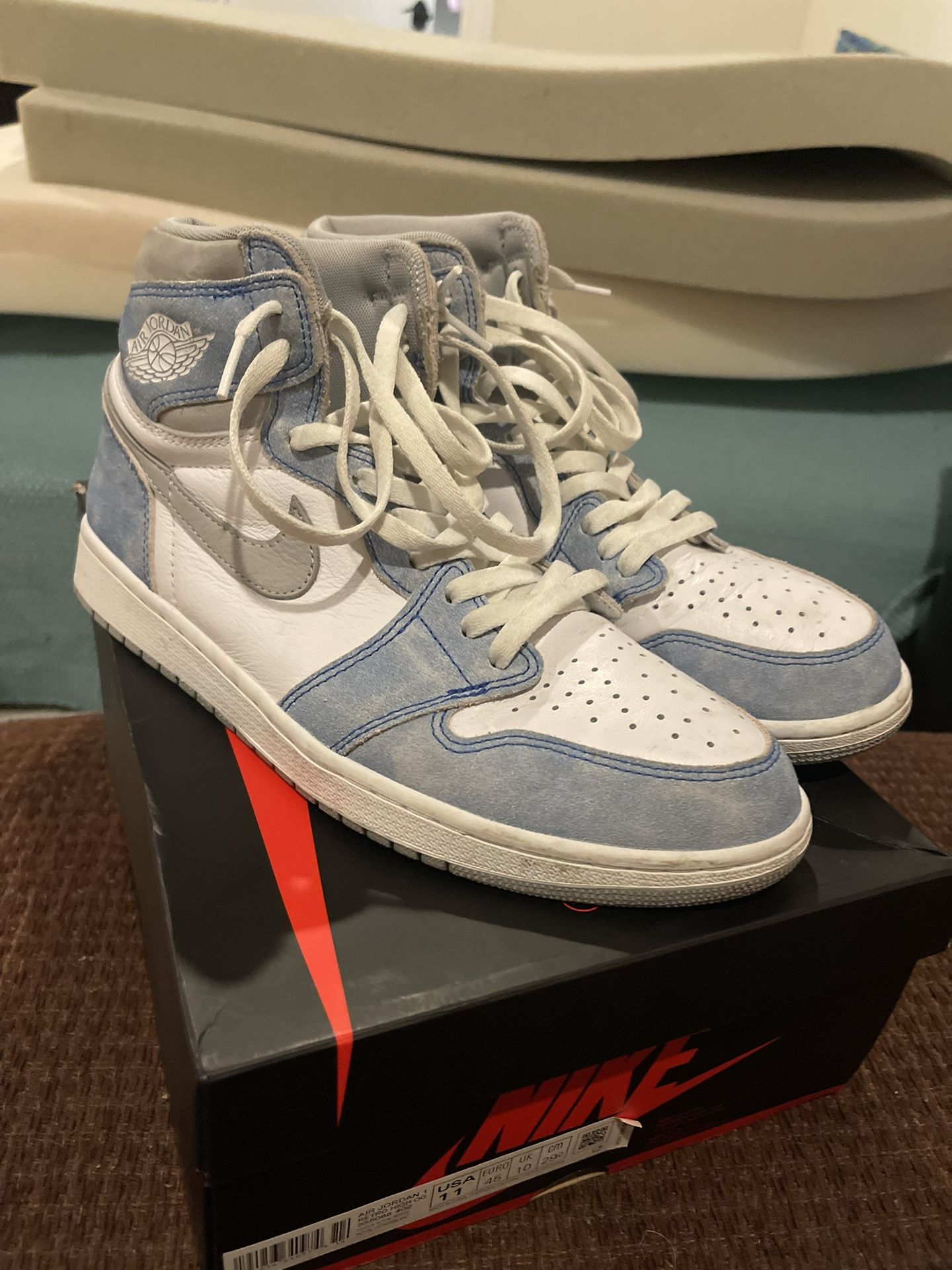 Air Jordan 1 Hyper Royal Shoes