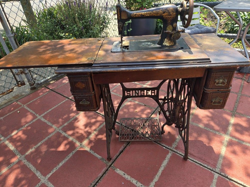 Sinjer Antique Sowing Machine