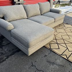 Sectional Couch!! Delivery Available 🚚!! Dimensions: 115” Length x 33” Height x 44” Depth ( 68” Depth Chaise)