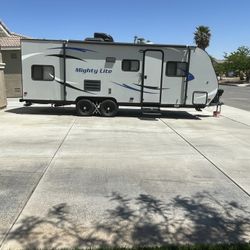 2016 - 20ft Mighty Lite  - Low Mileage 