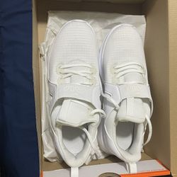 Nike Women 8 1/2 Air Maxs never worn.