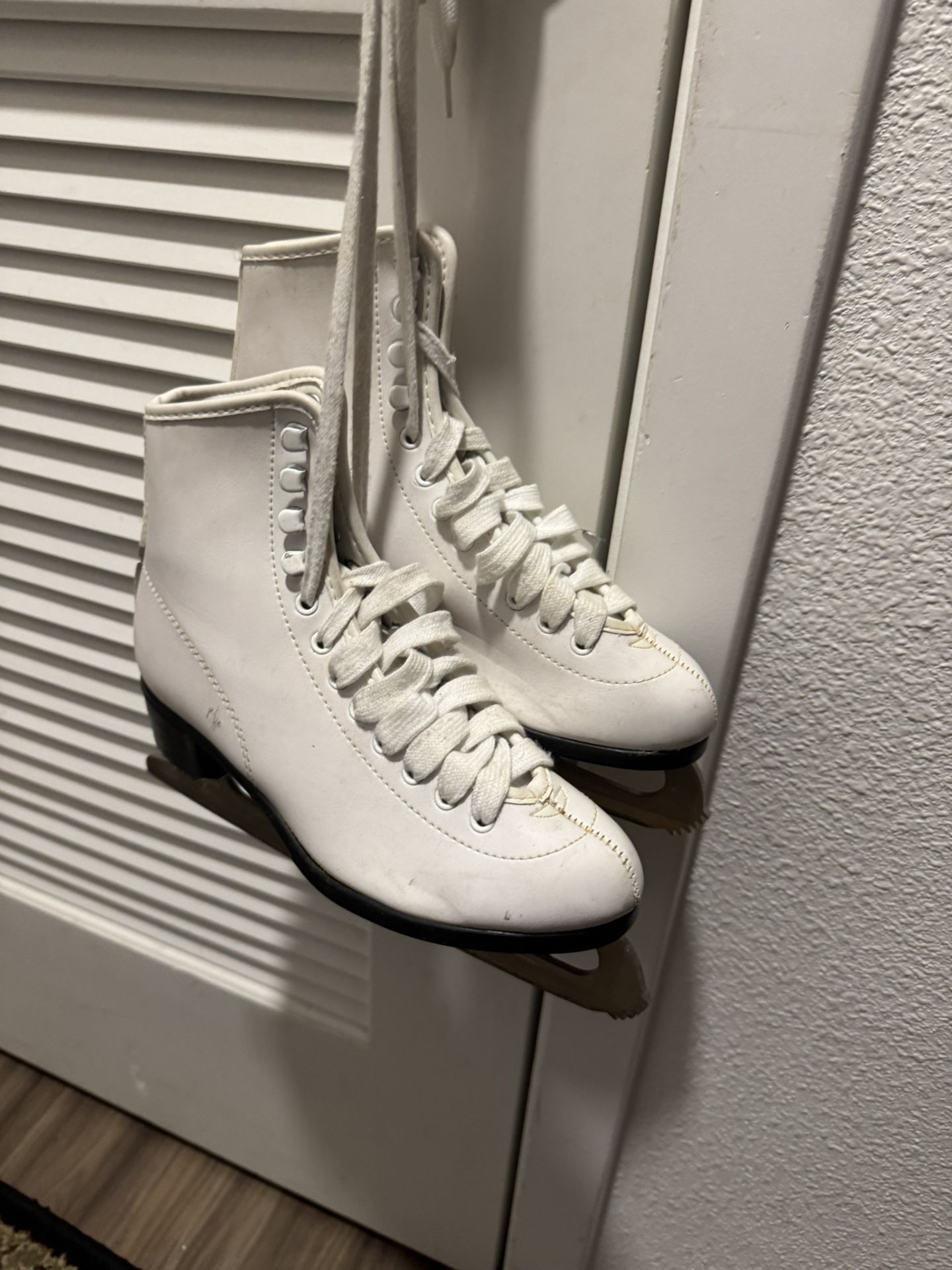 Ladies Ice Skates. Size 7