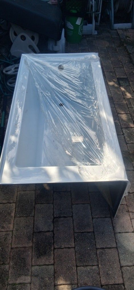 NEW VTDE603122R 60"L x 30.69"W x 22.06"H Acrylic Alcove Spa Bath Soak Tub (Right Hand Drain Hole)