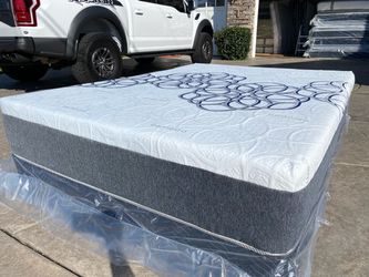 Full bamboo cool gel memory foam mattress!•••