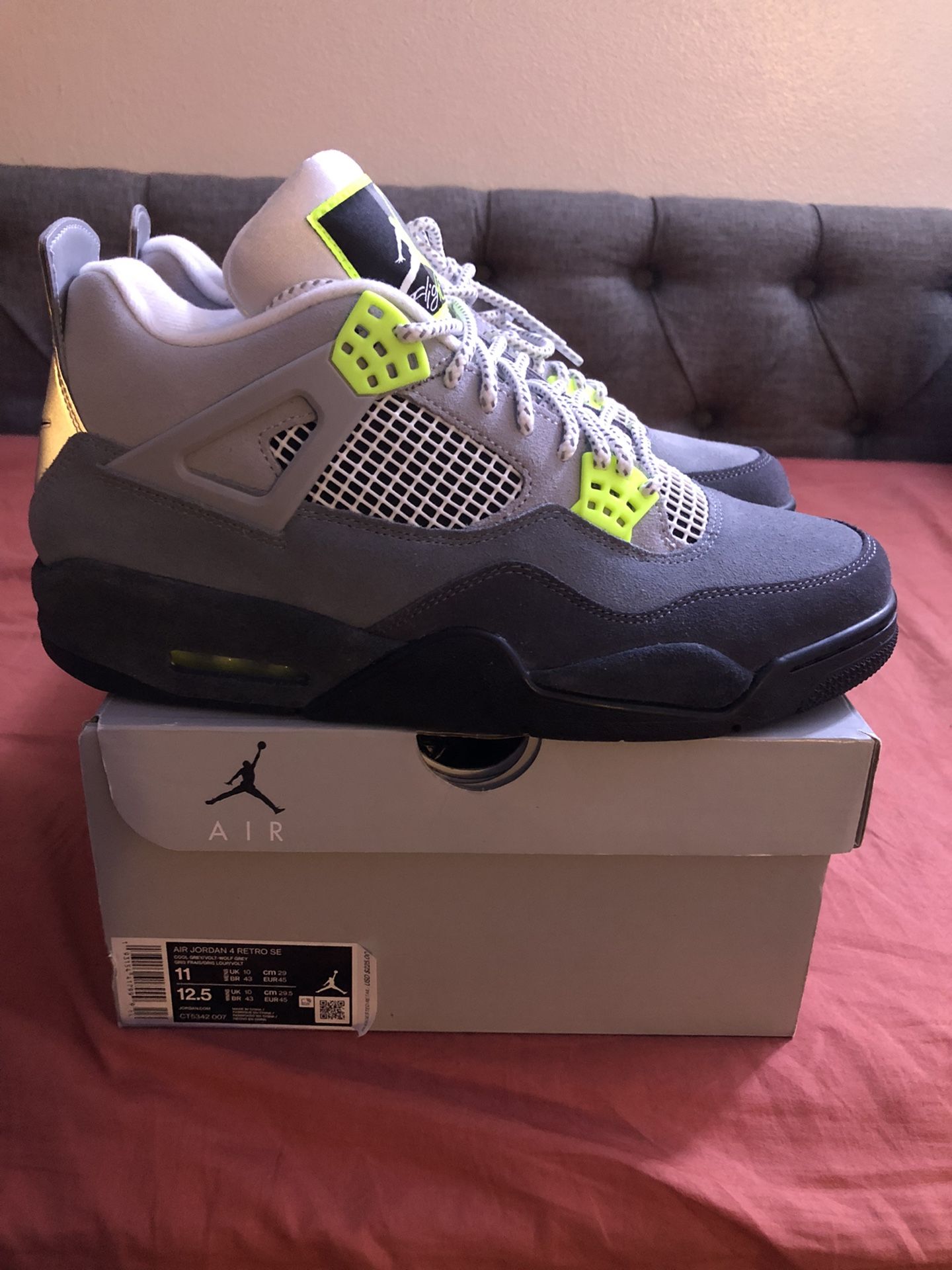 Jordan 4 95 Neon Size 11 DS $ 320